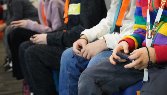 Kinder, die Controller halten, beim Spielen an einer Konsole