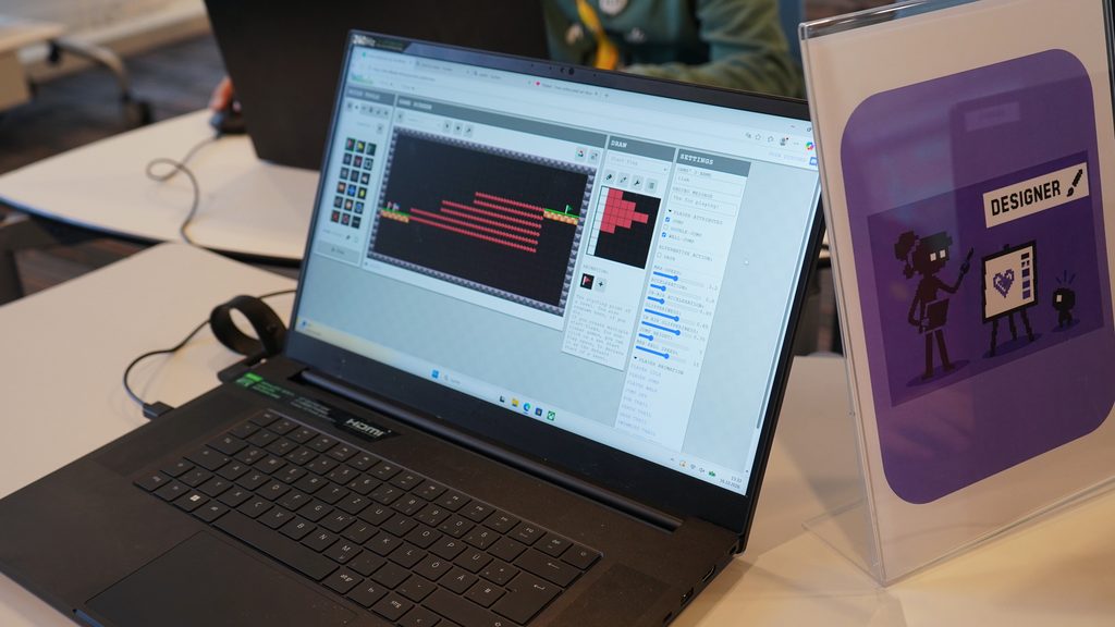 Computer mit Pocket Platformer-Spiel