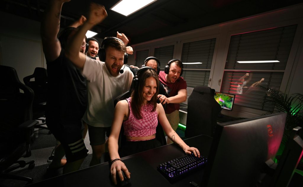 Gruppe von Menschen, die gemeinsam Videospiele spielt